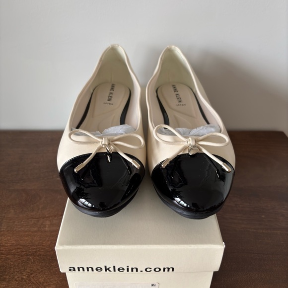 Anne Klein Off White and Black Flats with Cap Toe Box size 9 like new - Picture 2 of 5